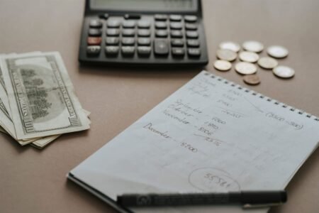 Cuaderno de presupuesto con calculadora sobre un escritorio