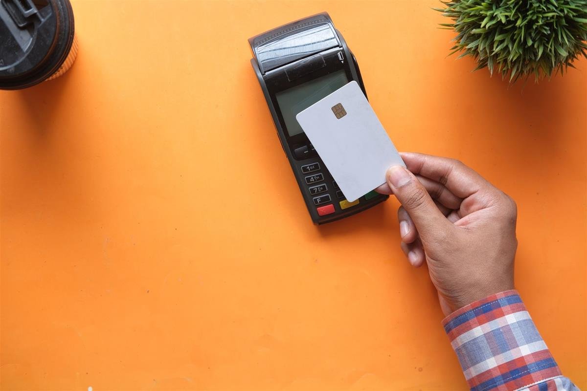 Tarjeta de crédito sostenida en la mano