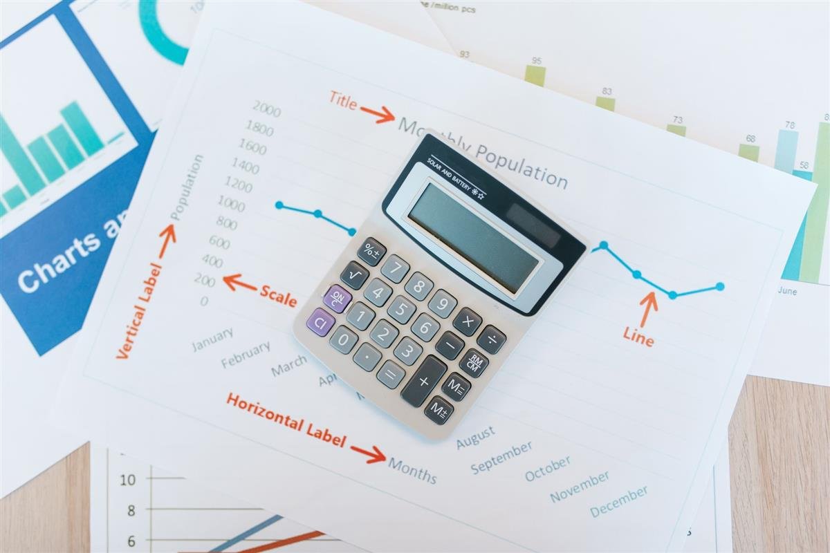 Calculadora y documentos financieros sobre un escritorio