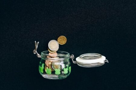 Frasco con monedas de ahorro