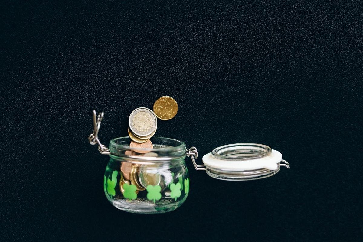 Frasco con monedas de ahorro