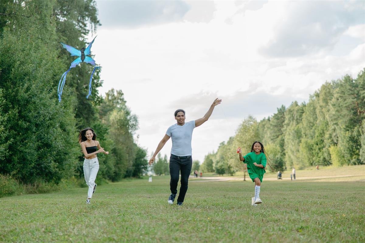 Familia disfrutando un día de campo en el parque
